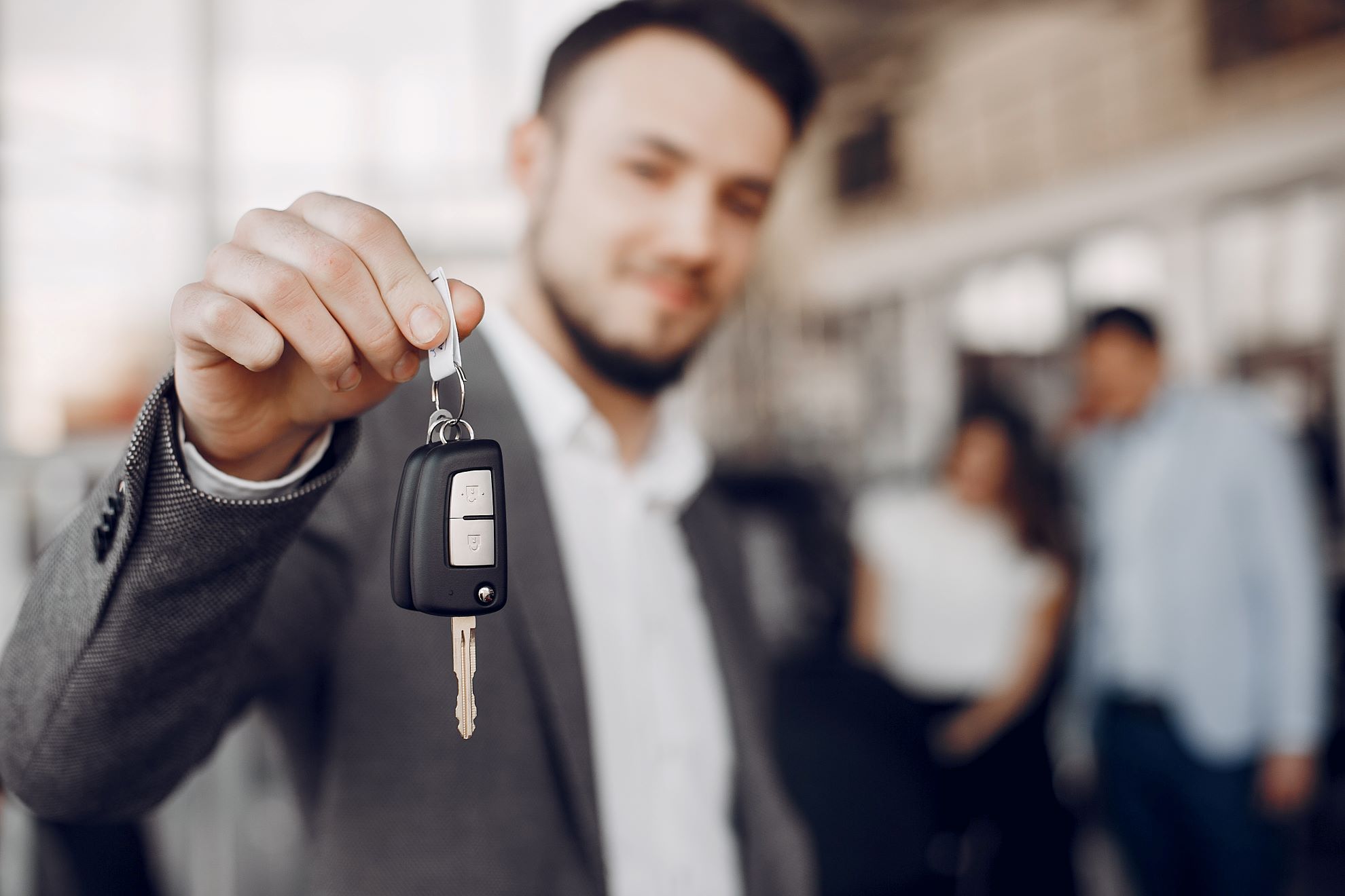 Hombre con las llaves de su nuevo auto